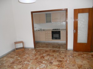 2 - soggiorno con angolo cottura innicchia con balconcino
