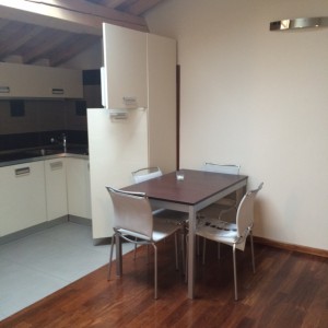 2 - soggiorno con angolo cottura