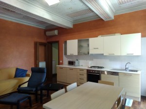 1 -soggiorno con angolo cottura