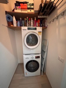 10- Ripostiglio con lavatrice e asciugatrice