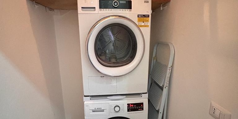 10- Ripostiglio con lavatrice e asciugatrice