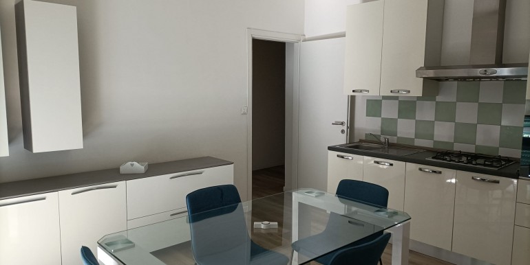 2 - soggiorno con angolo cottura