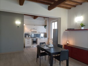 2 - soggiorno con angolo cottura