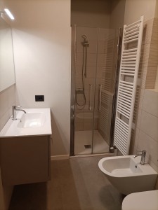 2 - bagno esclusivo camera grigia singola 2