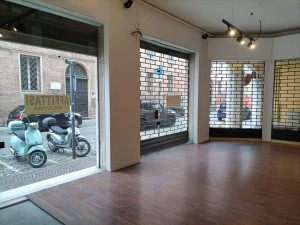 2 - 4 VETRINE FRONTE STRADA