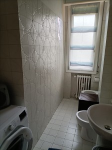4 - Bagno con doccia e lavatrice