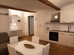 2 - soggiorno con angolo cottura