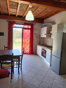 2 - soggiorno con angolo cottura