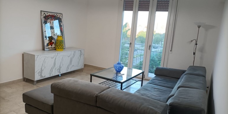 2 - Soggiorno con balcone