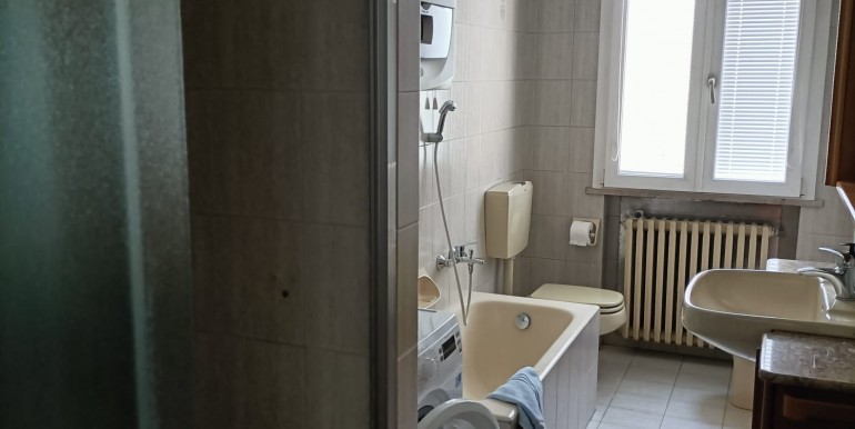 5 - bagno con doccia e vasca