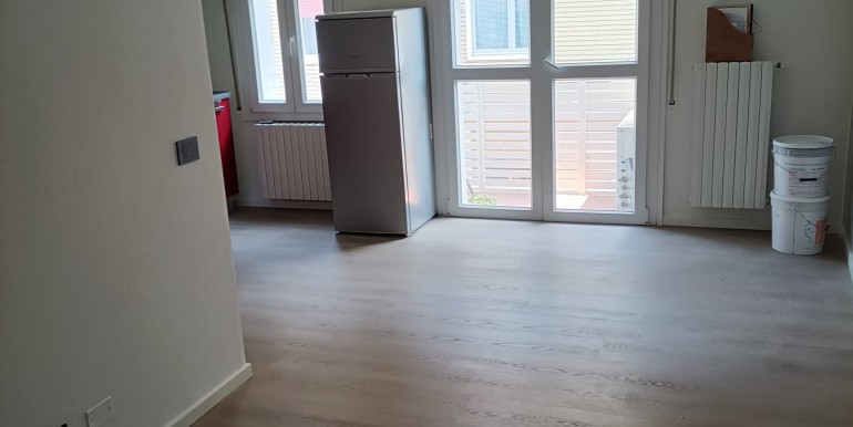 1 - soggiorno con angolo cottura e balconcino