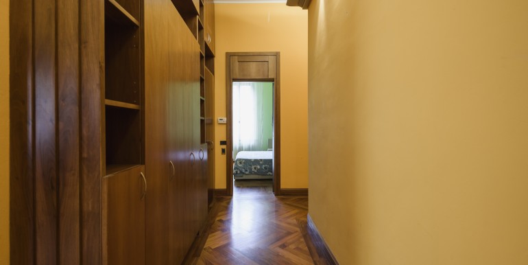 9 - corridoio notte con armadi a muro