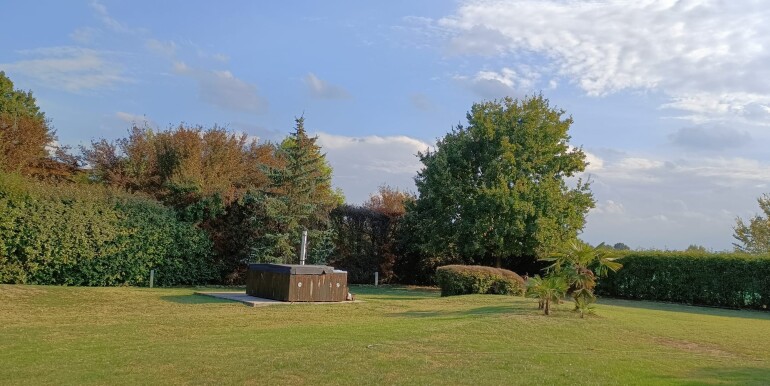1 - ampio giardino in comune con altra unità + vasca idromassaggio esterna