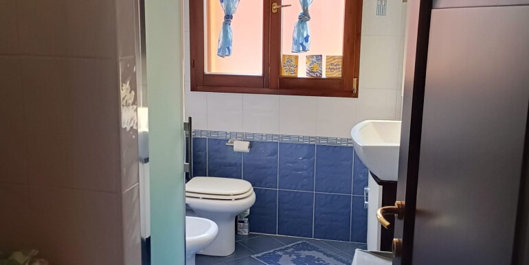 13 - bagno n. 2 con doccia e lavatrice