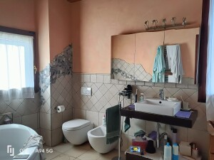 9 bis - bagno principale con vasca idro e doccia