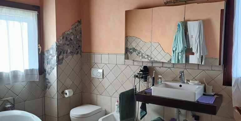 9 bis - bagno principale con vasca idro e doccia